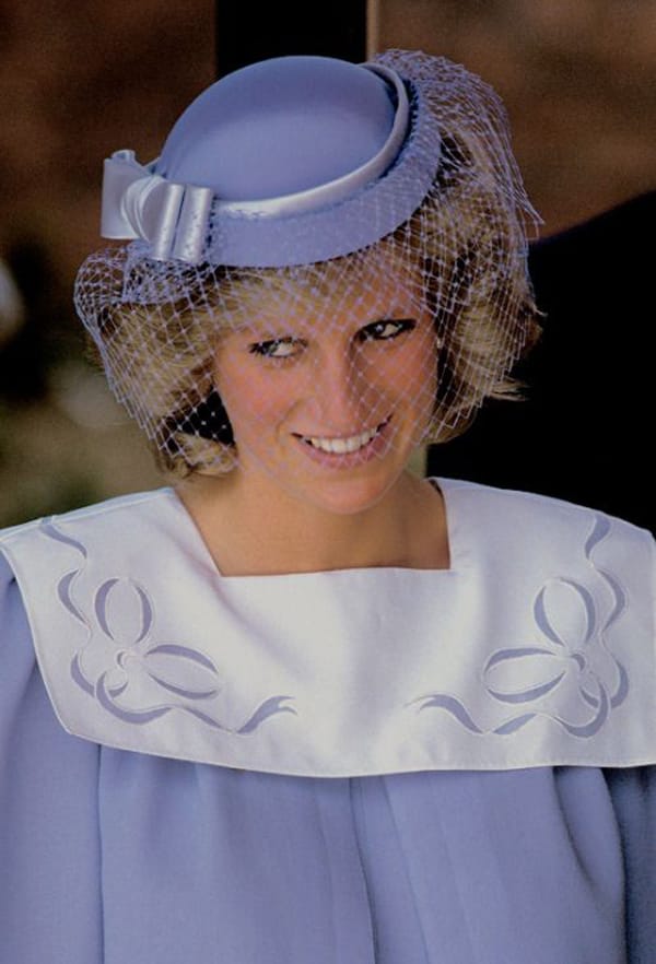 НЕЙНО ВЕЛИЧЕСТВО ШАПКАТА – КРАЛИЦА НА МОДНИЯ ГАРДЕРОБ